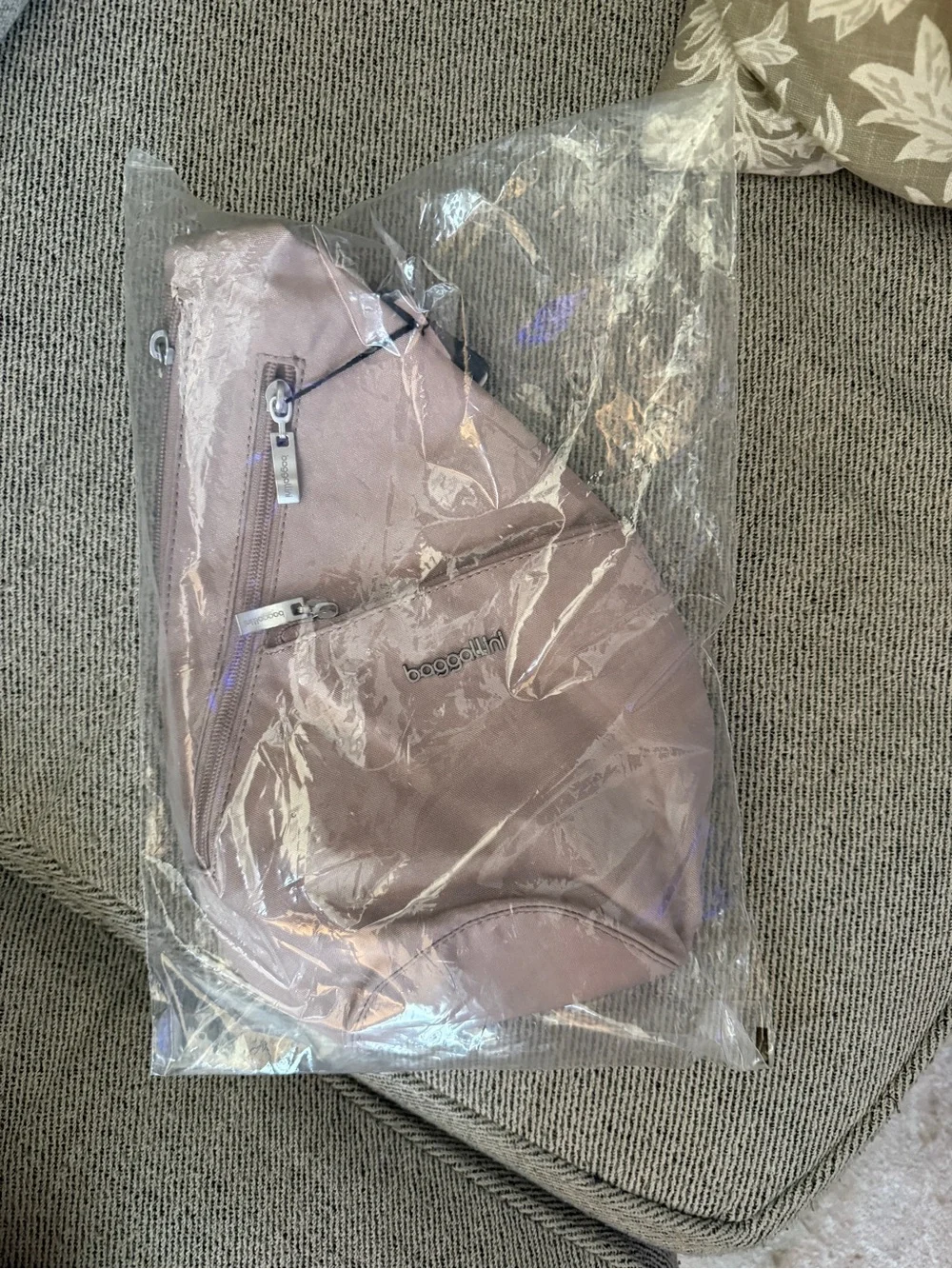 NWT Baggallini Dusty Pink Crossbody Sling Bag - Picture 1 of 3